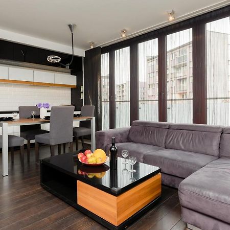 Warsaw Srodmiescie Riverside Three-Bedroom Apartment By Renters Bagian luar foto