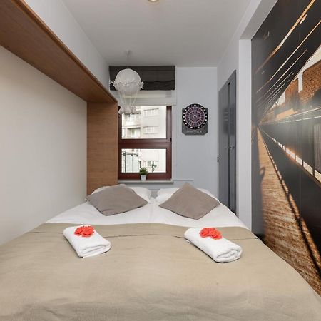 Warsaw Srodmiescie Riverside Three-Bedroom Apartment By Renters Bagian luar foto