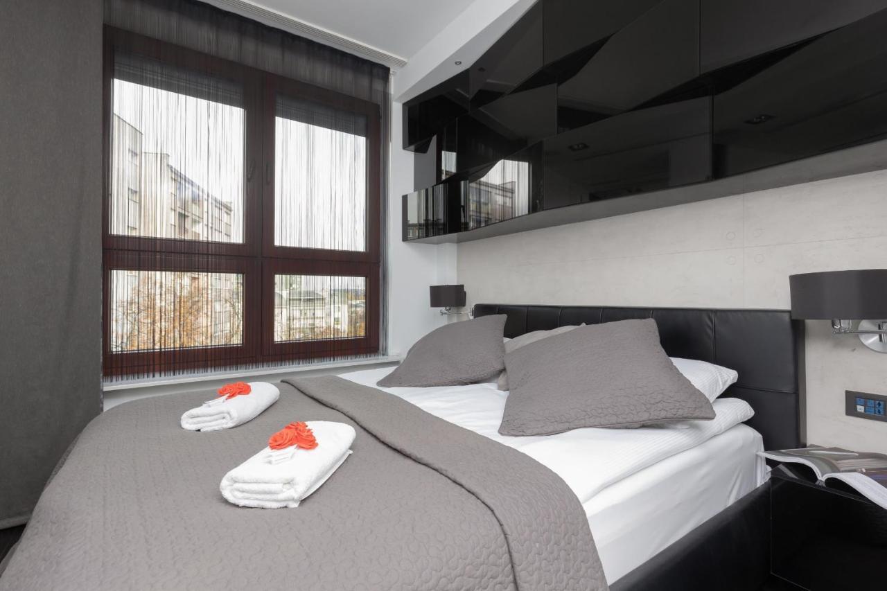 Warsaw Srodmiescie Riverside Three-Bedroom Apartment By Renters Bagian luar foto
