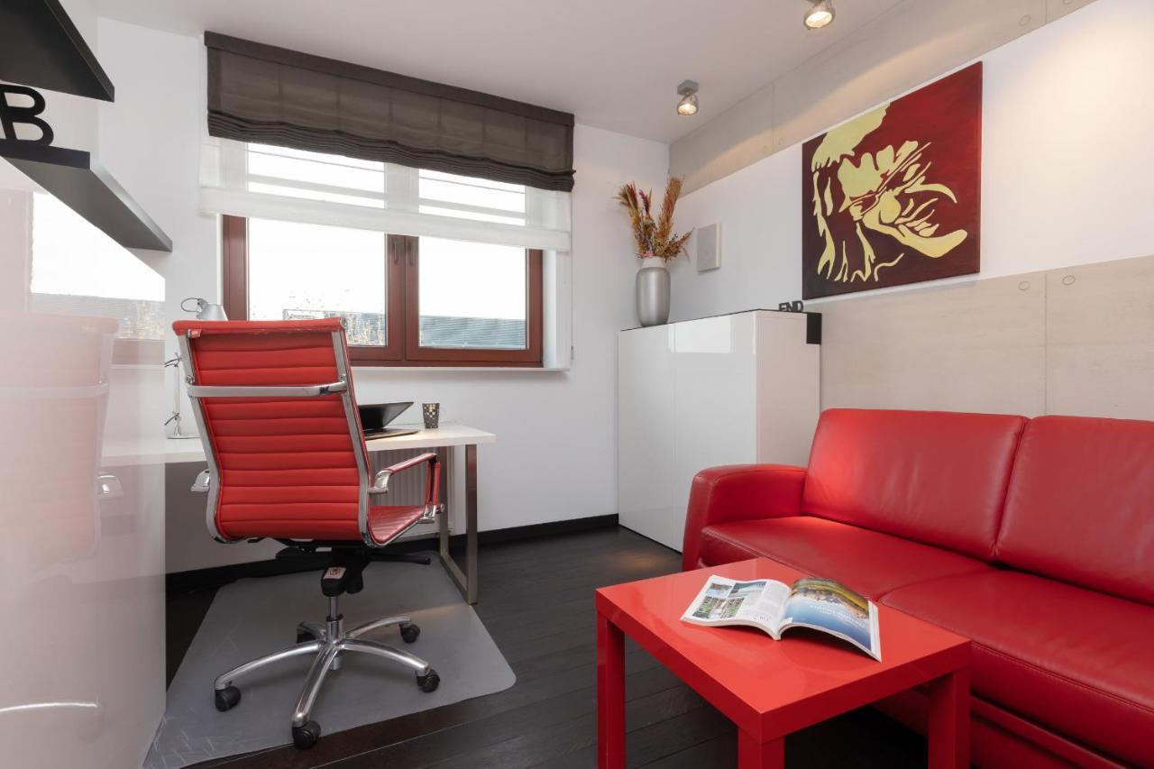 Warsaw Srodmiescie Riverside Three-Bedroom Apartment By Renters Bagian luar foto