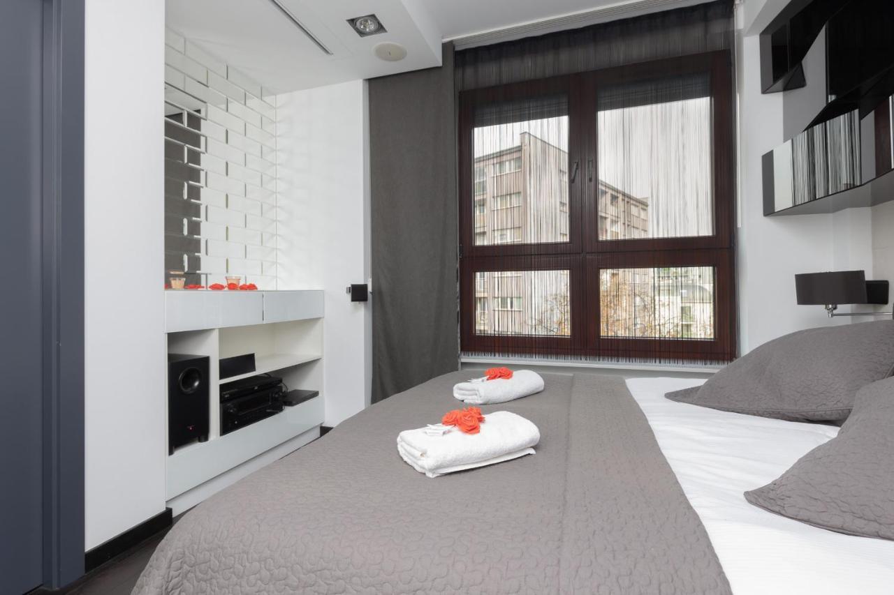 Warsaw Srodmiescie Riverside Three-Bedroom Apartment By Renters Bagian luar foto