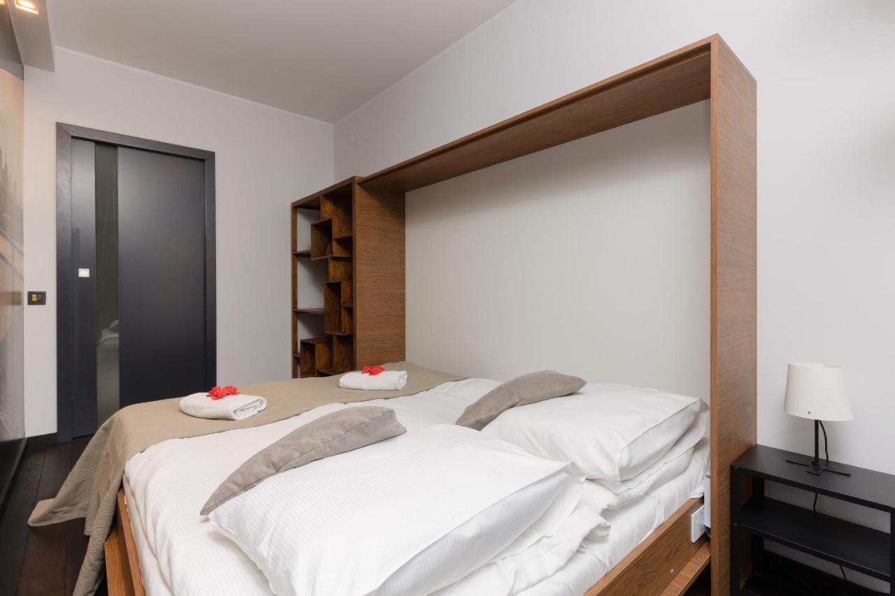 Warsaw Srodmiescie Riverside Three-Bedroom Apartment By Renters Bagian luar foto