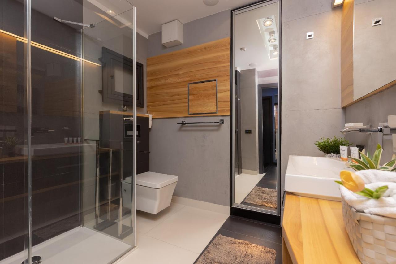 Warsaw Srodmiescie Riverside Three-Bedroom Apartment By Renters Bagian luar foto